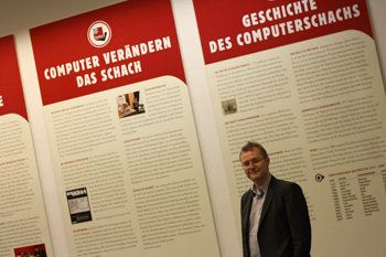 Rainer Woisin vor ChessBase-Werbewand
