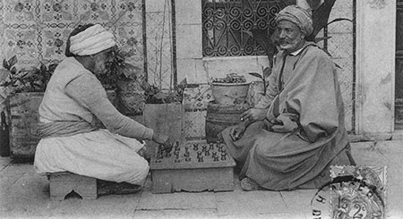 Muslime spielen Schach